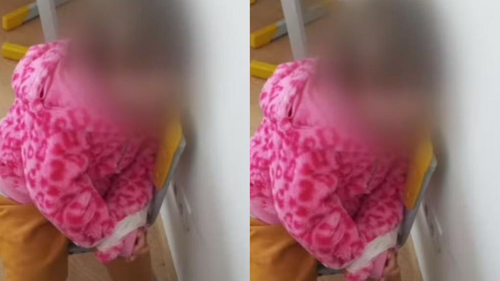 Imagem mostra a menina presa com fita em uma cadeira