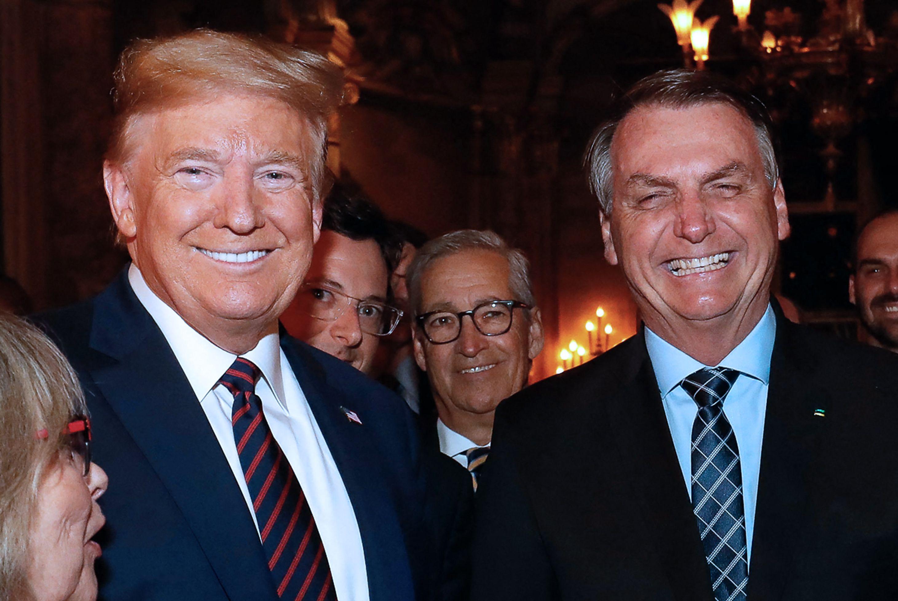 Donald Trump e Jair Bolsonaro durante um jantar na Flórida, Estados Unidos, em 7 de março de 2020. Imagem usada para matéria sobre convocação de encarregado dos EUA pelo Itamaraty após nota sobre ex-presidente brasileiro