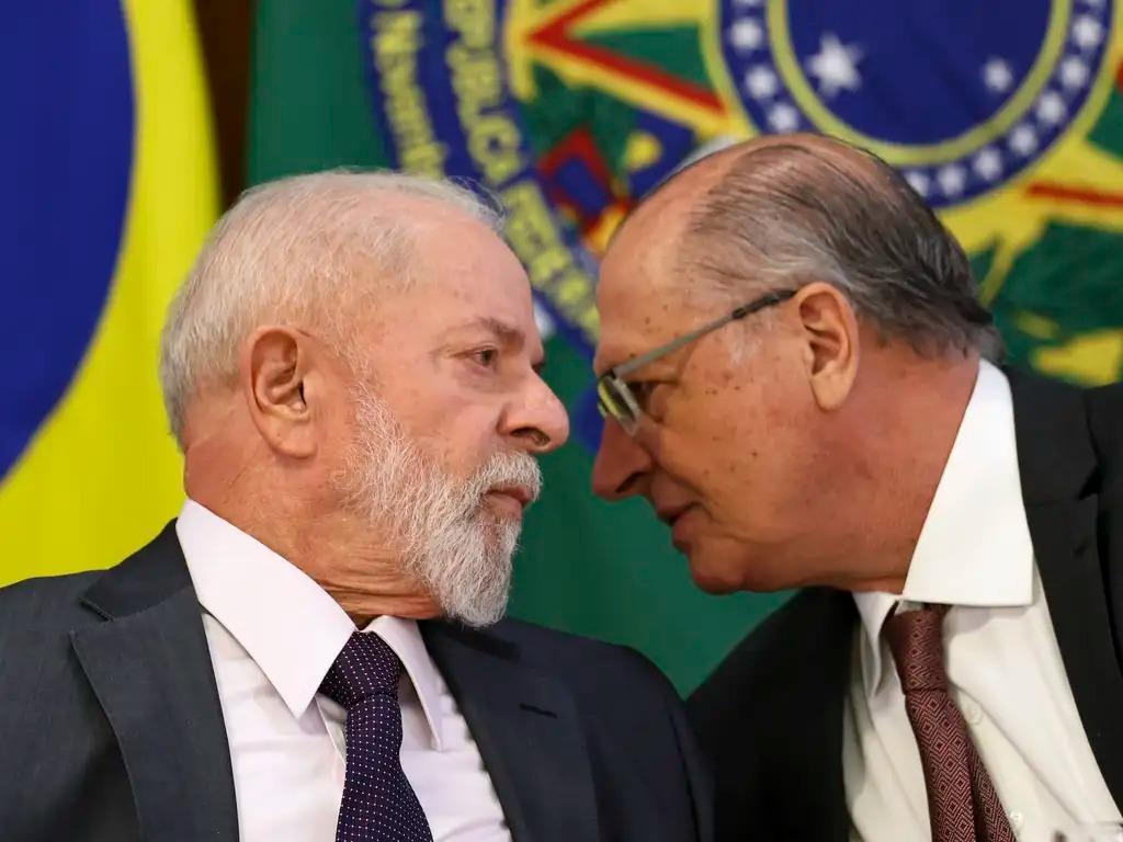 Lula conversa com Alckmin no Palácio do Planalto. Imagem usada para matéria informando que presidente convocou seu vice após anúncio de tarifas de Trump