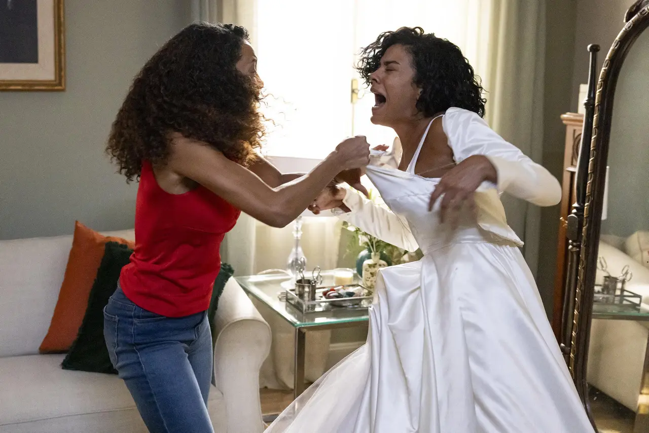 Raquel rasga vestido de Maria de Fátima em cena de Vale Tudo