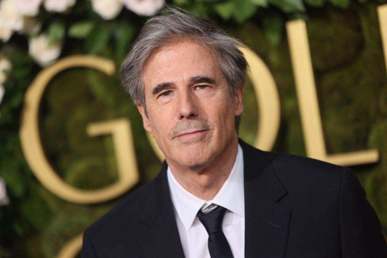 Walter Salles em foto com fundo verde e as letras GOL. ele é diretor do filme Ainda Estou Aqui