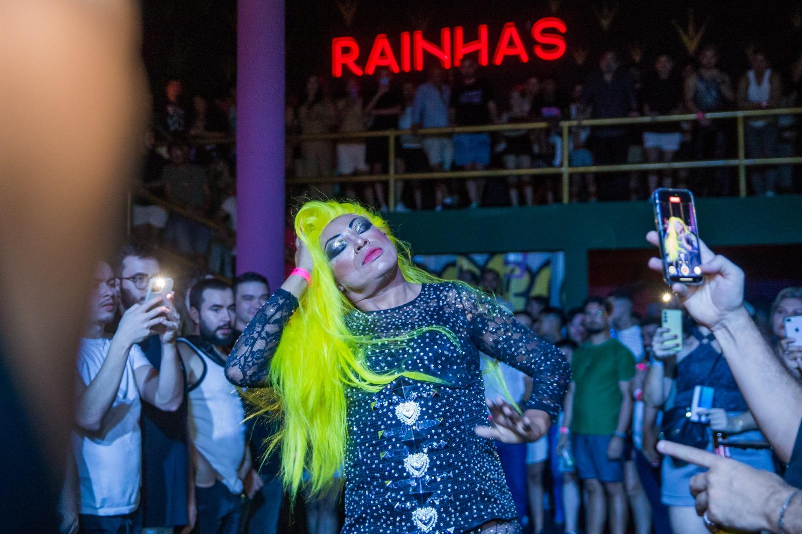 Wanderleya D'Pantera se apresenta em meio ao público na reinauguração da Valentina Club, no último sábado (5)