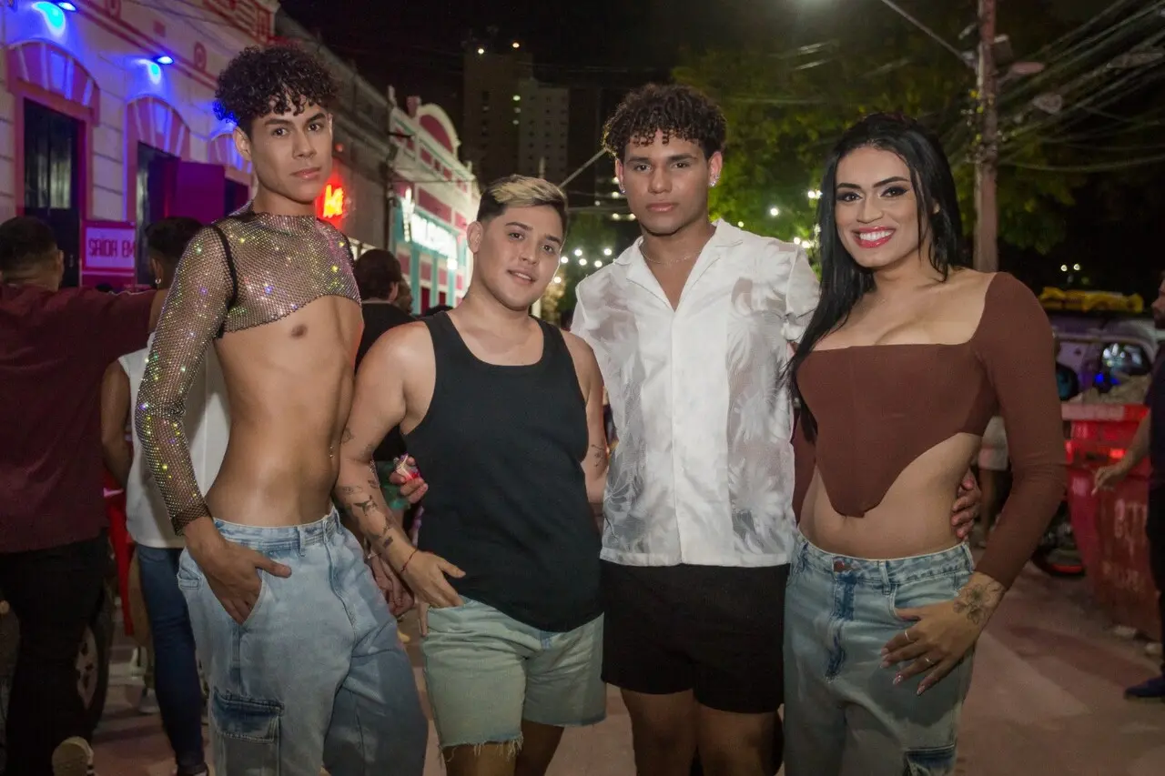 Janiel (de camisa branca) e Luna costumam frequentar a boate com amigos pelo mix de ritmos