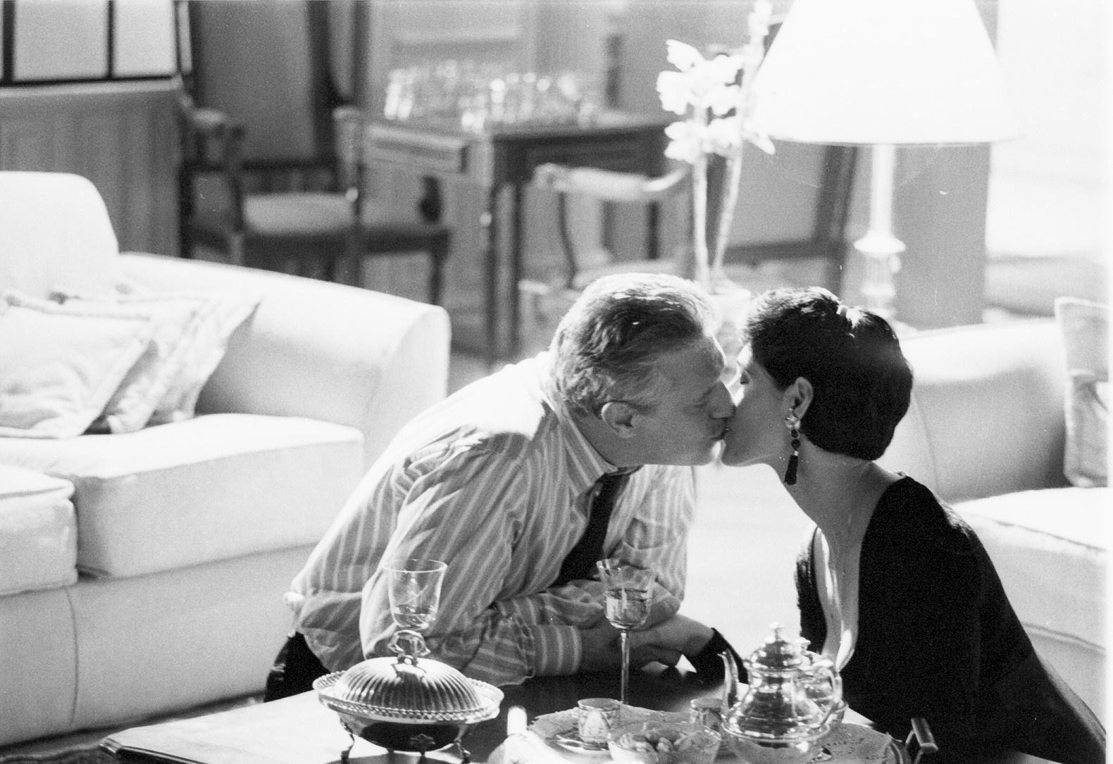 Diná e Otávio se beijam na sala da casa do advogado