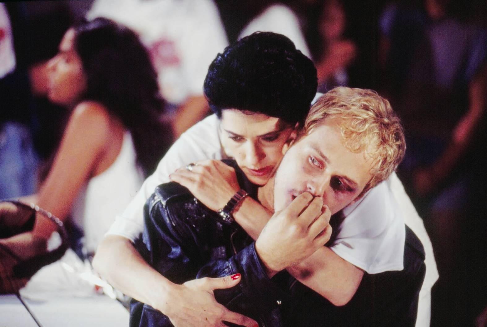 Diná abraça Alexandre. Imagem para matéria sobre Otávio e Diná