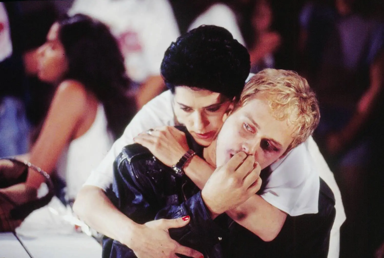 Diná abraça Alexandre. Imagem para matéria sobre Otávio e Diná