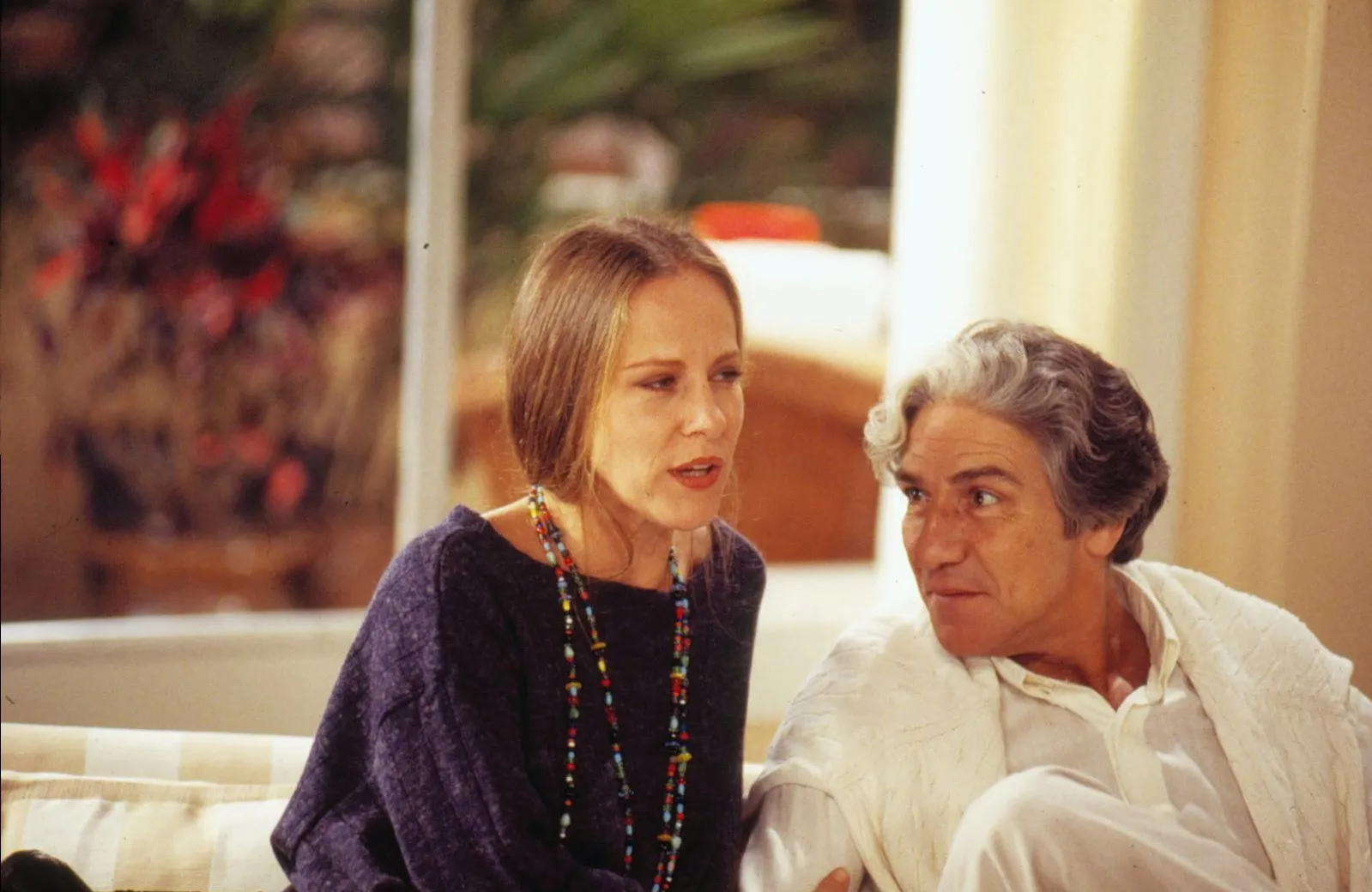 O doutor Alberto se relaciona com Estela, irmã de Diná