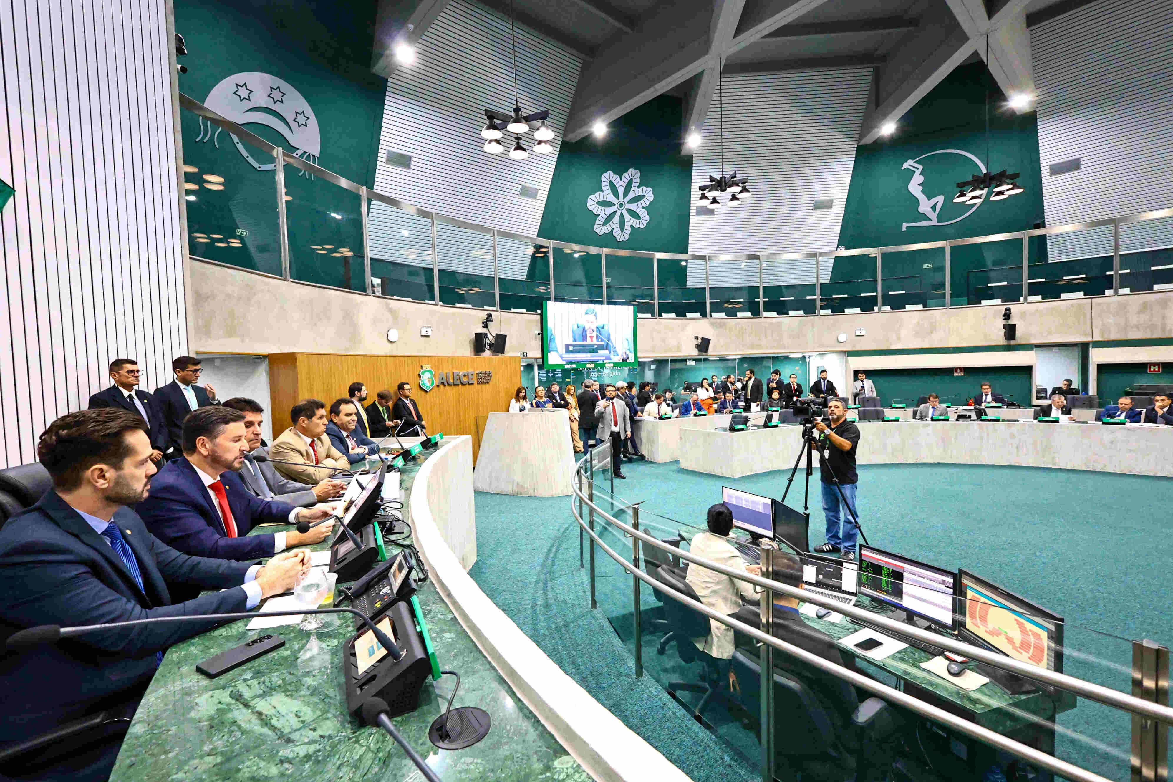 Foto do Plenário da Alece durante votação do projeto de resolução que instituiu mudanças no Regimento Interno da Casa