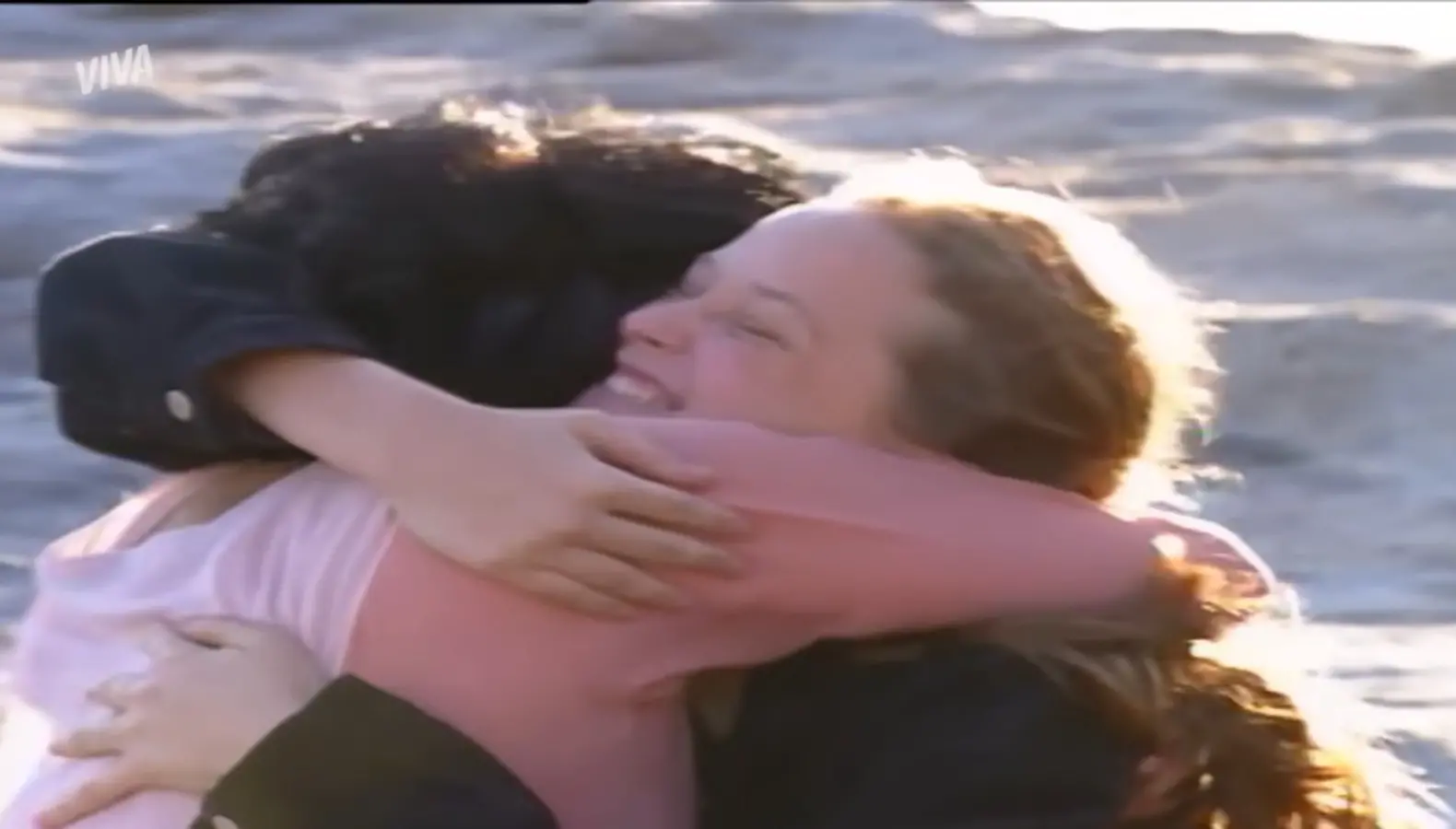 Diná e Beatriz se abraçam em cena de A Viagem. Imagem usada para matéria sobre Diná e Otávio