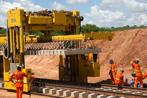 Foto que contém trabalhadores e máquinas em obras de construção da Ferrovia Transnordestina em Iguatu, no interior do Ceará
