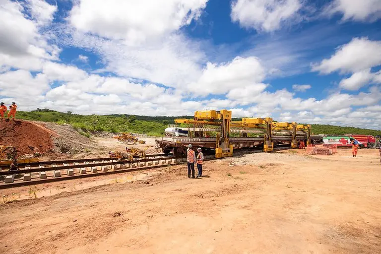 Foto que contém operários e máquinas em canteiro de obras da ferrovia Transnordestina no interior de Pernambuco