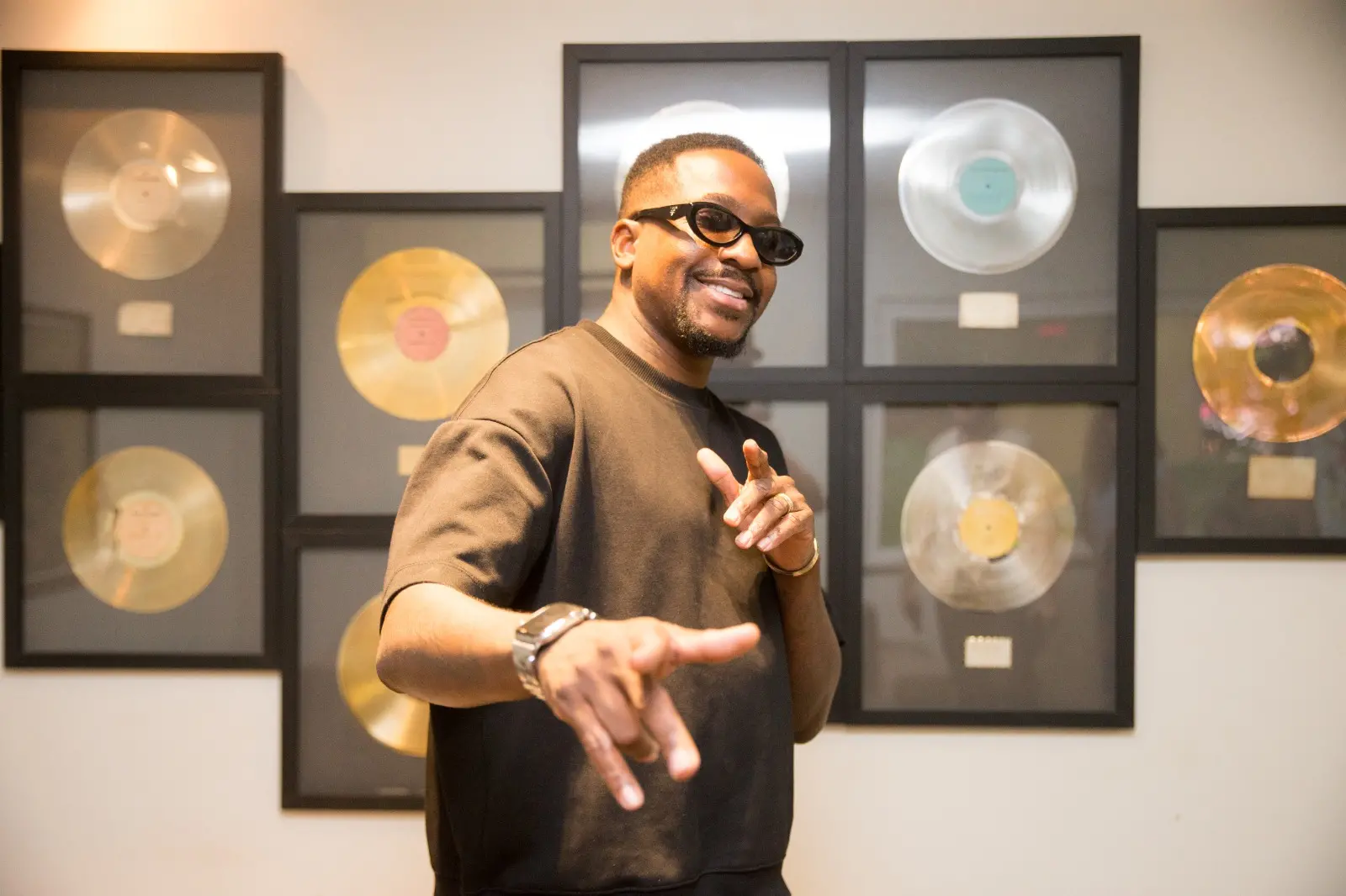 Mumuzinho em pé posando para foto