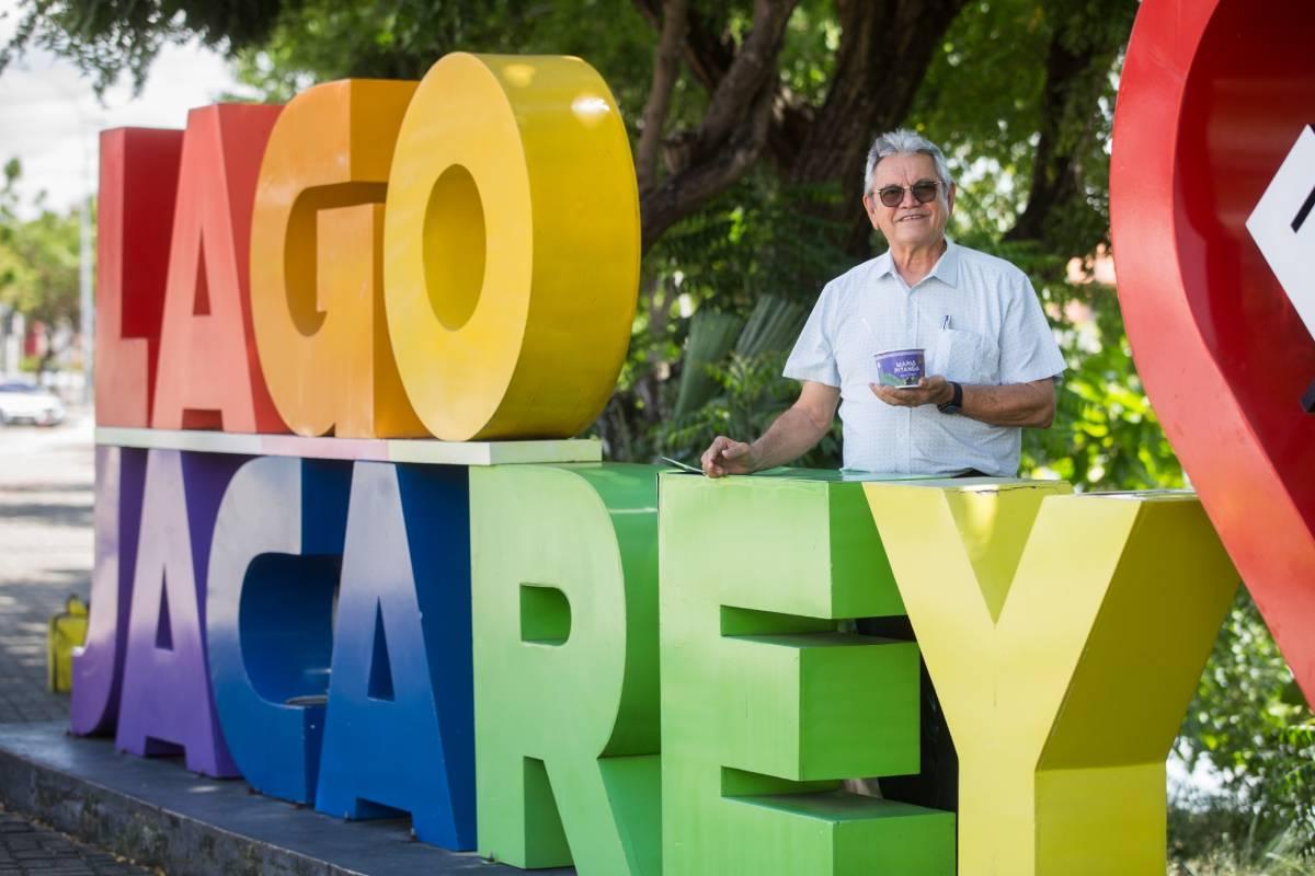 Empresário aparece atrás do letreiro do Lago Jacarey.
