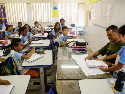 Imagem da notícia: Com ‘bolsas’ para professores e espaços de leitura, Fortaleza lança ações para ampliar alfabetização