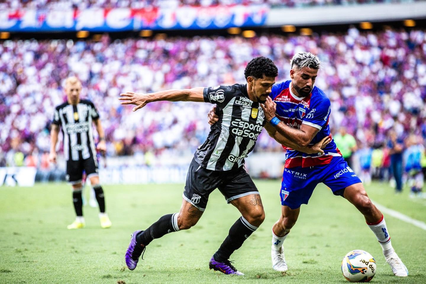 Fernando Sobral e Brítez disputam bola em jogo pelo campeonato cearense de 2025