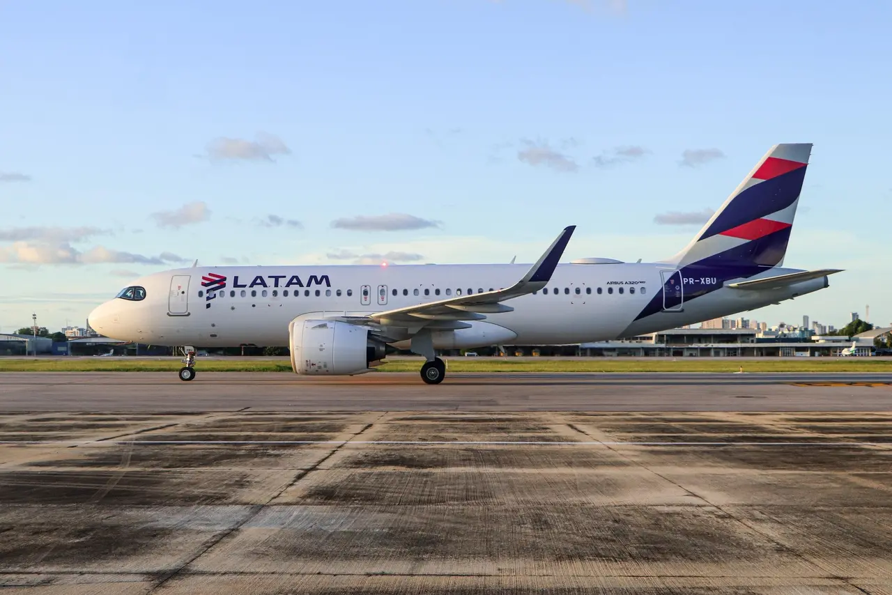 imagem mostra avião da latam taxiando no aeroporto de fortaleza