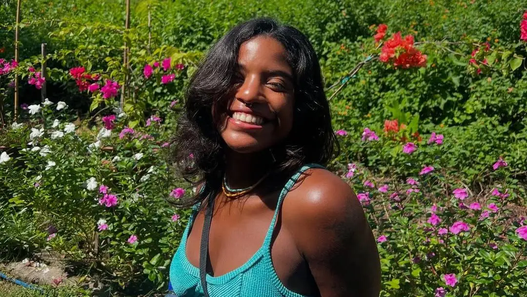 Juliana Marins com biquíni azul e com vegetação ao fundo. Imagem usada em matéria sobre autópsia feita no Brasil