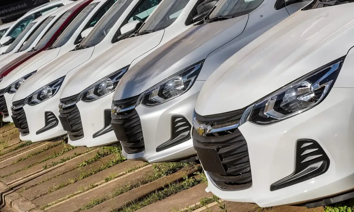 Carros novos, como o Onix 10MT HB, estão inclusos no programa