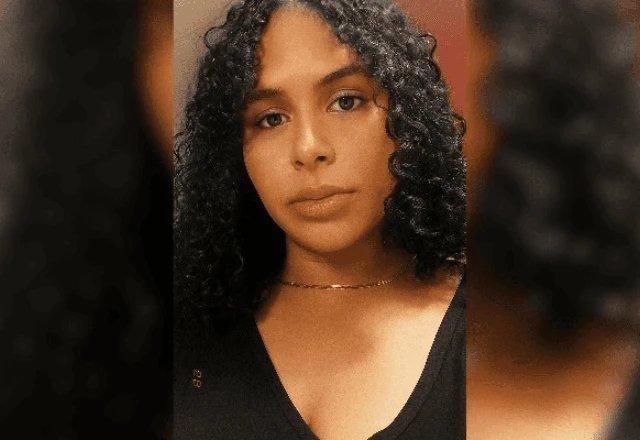 Selfie de Carmen. Uma mulher trans de cabelos cacheados pretos