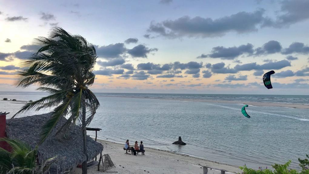 Foto de praia de Camocim. Cenário no fim de tarde, com mar ao fundo