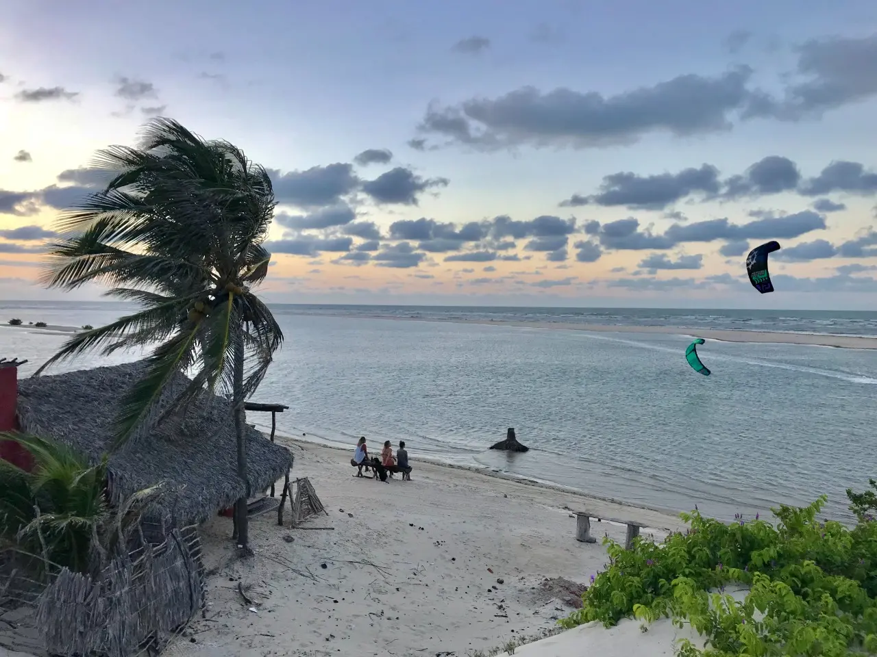 Foto de praia de Camocim. Cenário no fim de tarde, com mar ao fundo