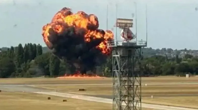 Queda de avião de pequeno porte nos arredores de Londres