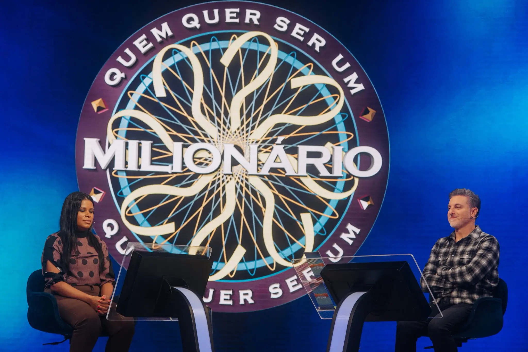 Foto de Luciano Huck e Eliza Feitoza, que quase conseguiu levar 1 milhão de reais para casa