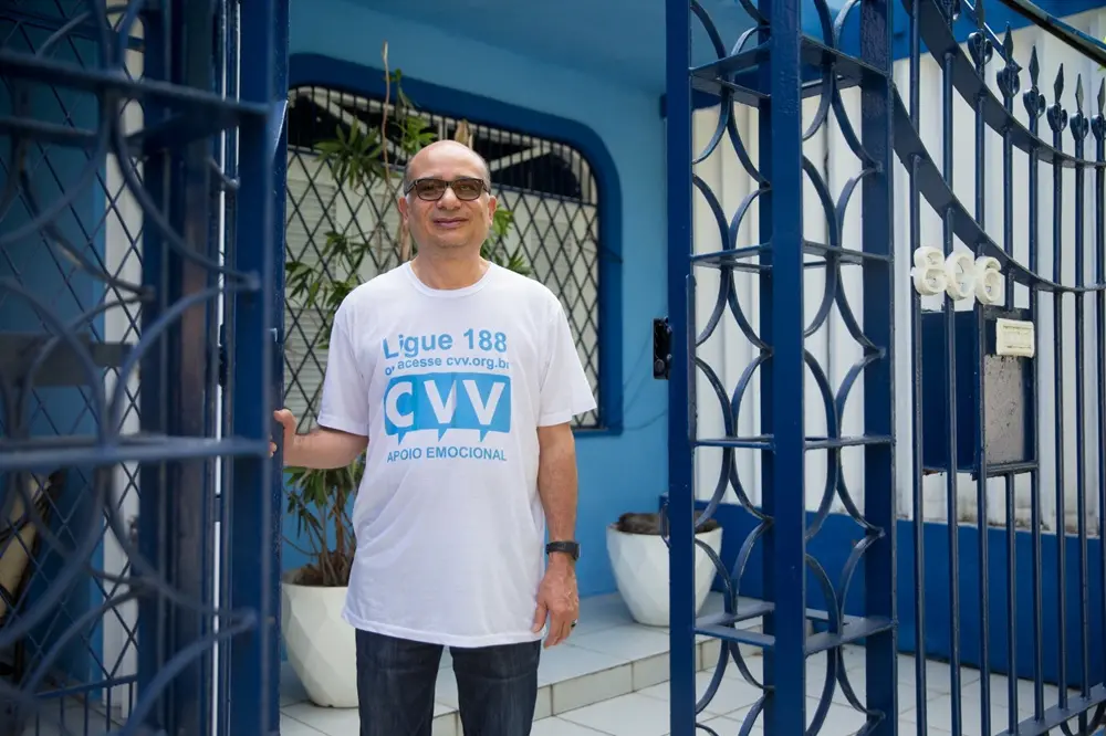 Na imagem, o economista e téologo Francival Pires em frente à fachada do Centro de Valorização da Vida (CVV) em Fortaleza, no bairro de Fátima