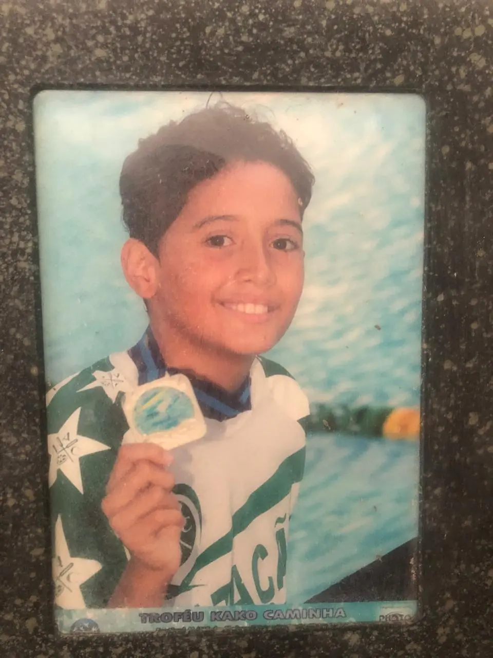 Foto de Rhylldson Medeiros criança, com uma medalha da competição Kako Caminha