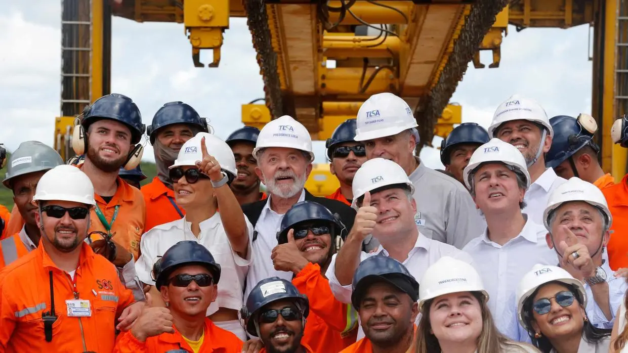 Lula ao lado de operários da Transnordestina e de aliados