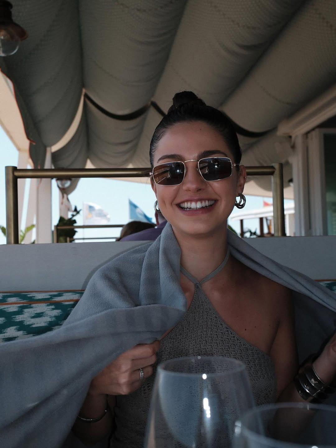 Vitoria tem 21 anos e assumiu o namoro com Caio Castro