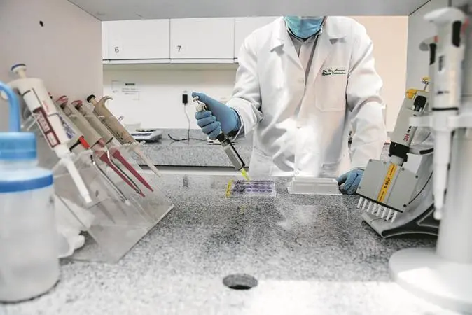 Imagem mostra cientista trabalhando no Laboratório de Biotecnologia e Biologia Molecular da Uece onde há três estudos de produção de vacinas