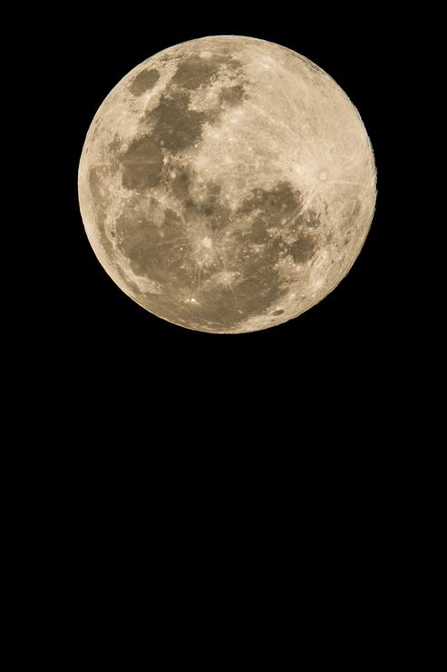 Imagem da lua cheia brilhando no céu noturno, com detalhes visíveis de sua superfície lunar e crateras, ilustrando calendário luna de agosto com fases da lua