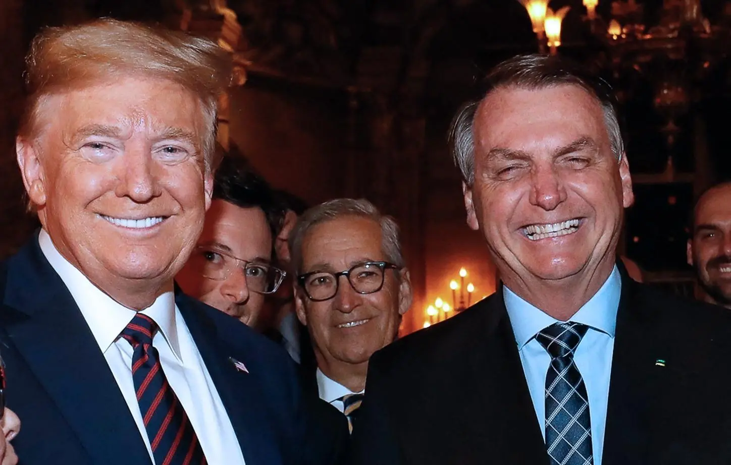 Donald Trump e Jair Bolsonaro em evento nos EUA. Imagem usada em matéria onde ex-presidente brasileira afirma que é apaixonado pelo presidente norte-americano