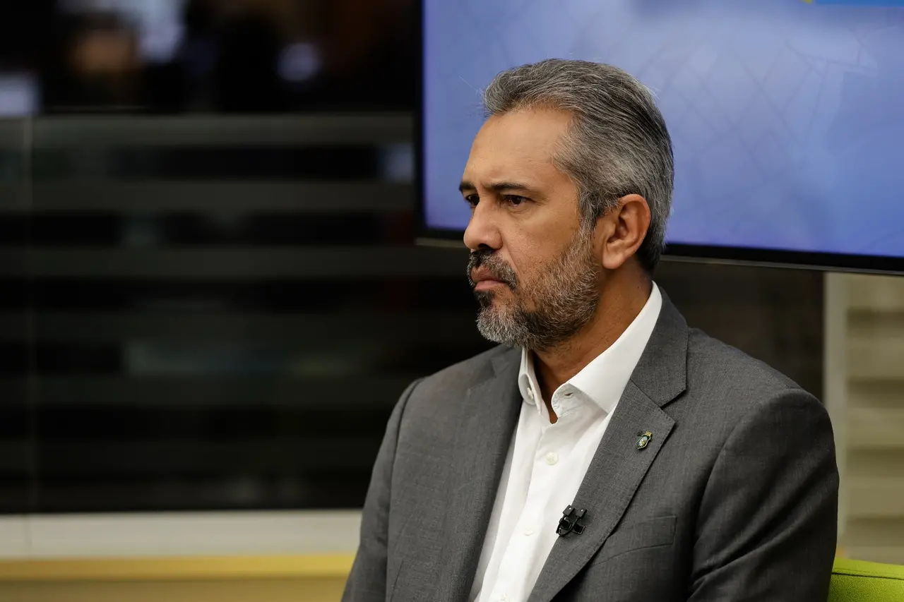 Foto do governador do Ceará Elmano de Freitas (PT)