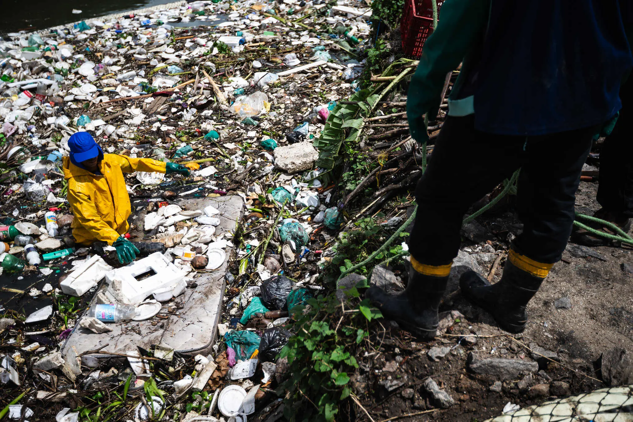 Barreira móvel bloqueia toneladas de lixo em rio entre Fortaleza e Caucaia
