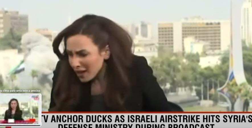 A apresentadora se assustou durante o ataque aéreo