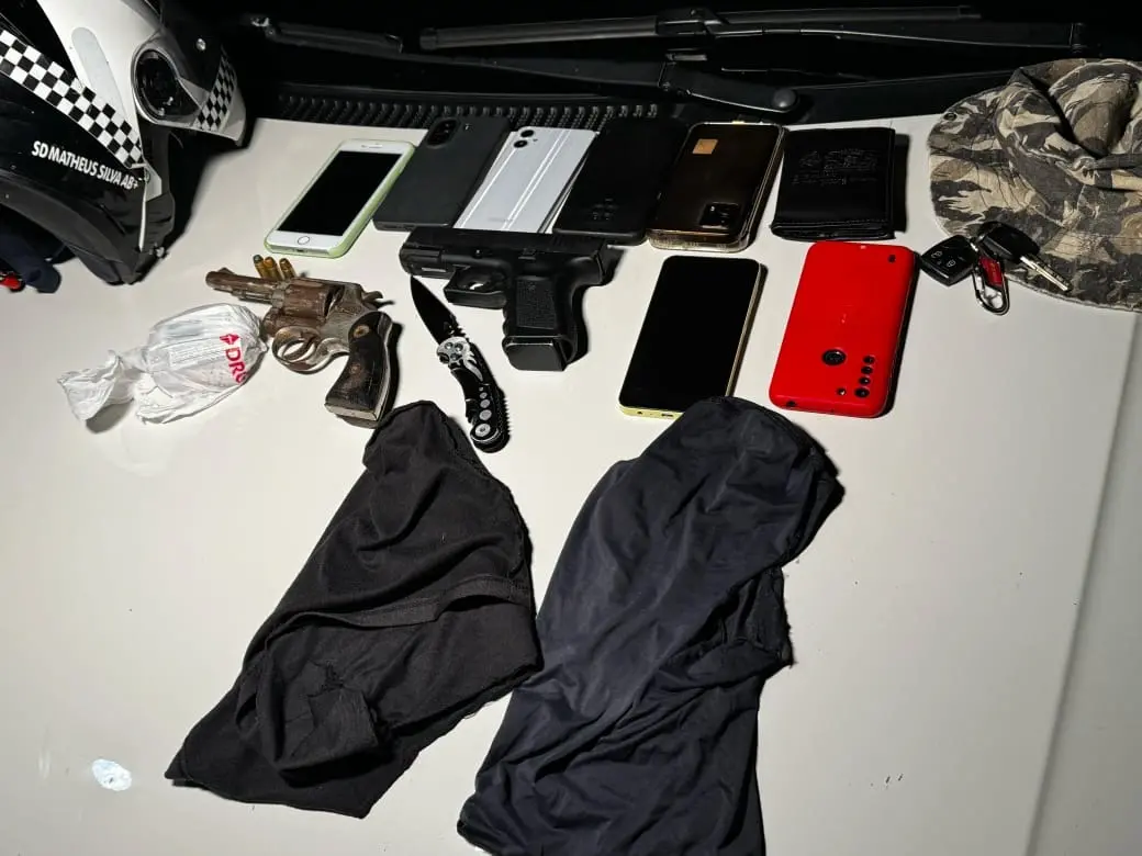 Materiais apreendidos com suspeitos