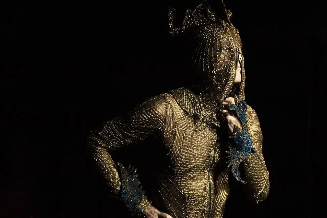 Réplica do figurino criado por Lino para o show “Bloco na Rua”, de Ney Matogrosso, faz parte da mostra