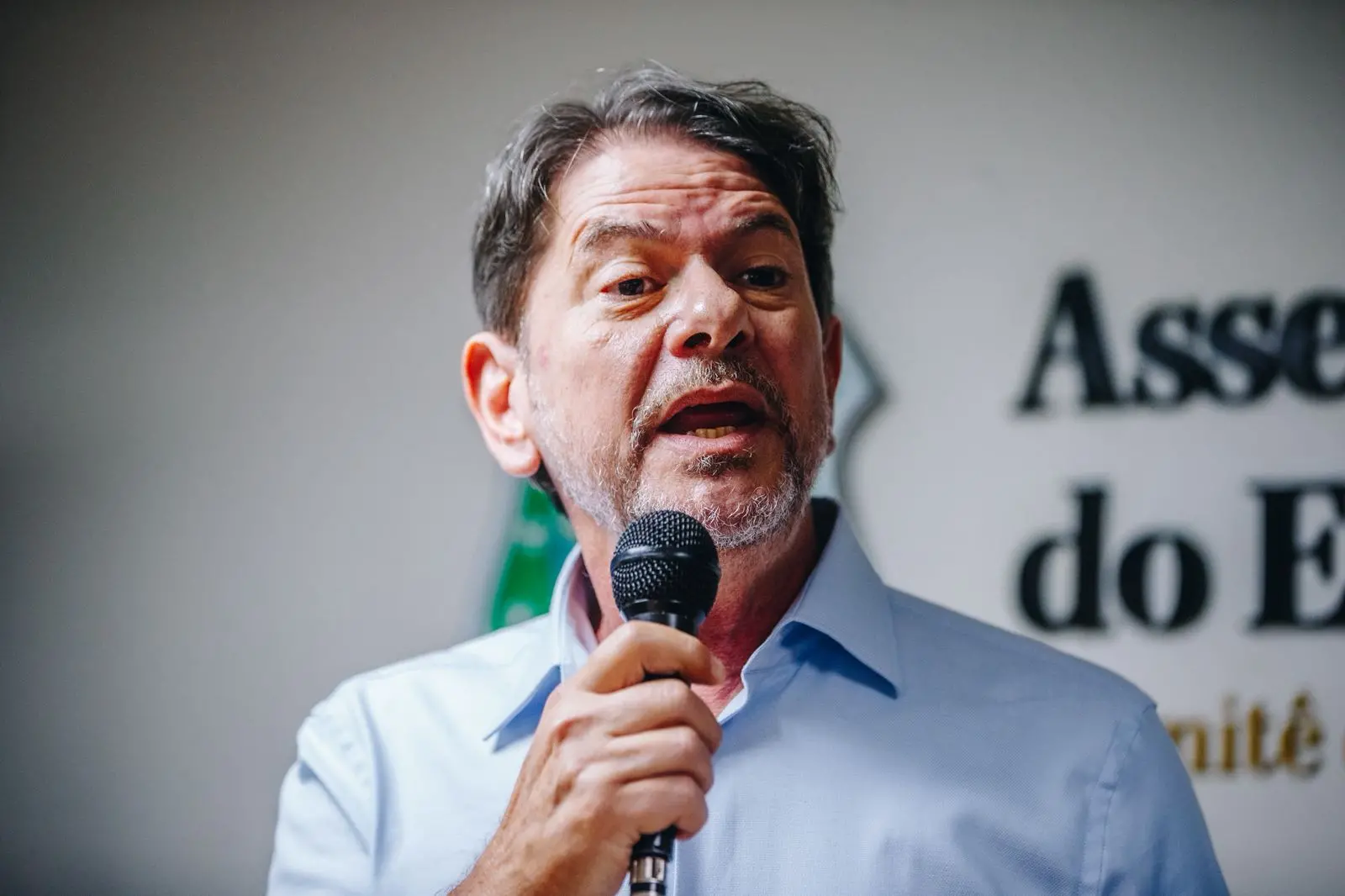 A imagem mostra o senador CId Gomes falando ao microfone em um auditório na Assembleia Legislativa do Ceará.