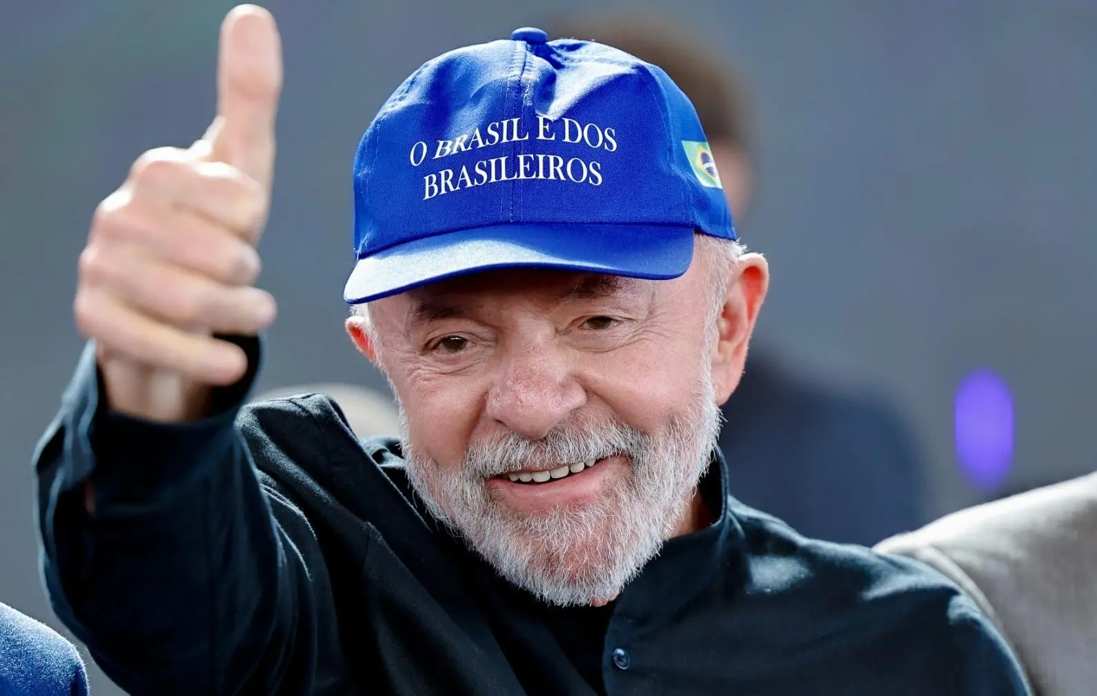 Lula com boné escrito O Brasil é dos brasileiros. Imagem usada em matéria sobre alfinetada sobre Pix a Trump