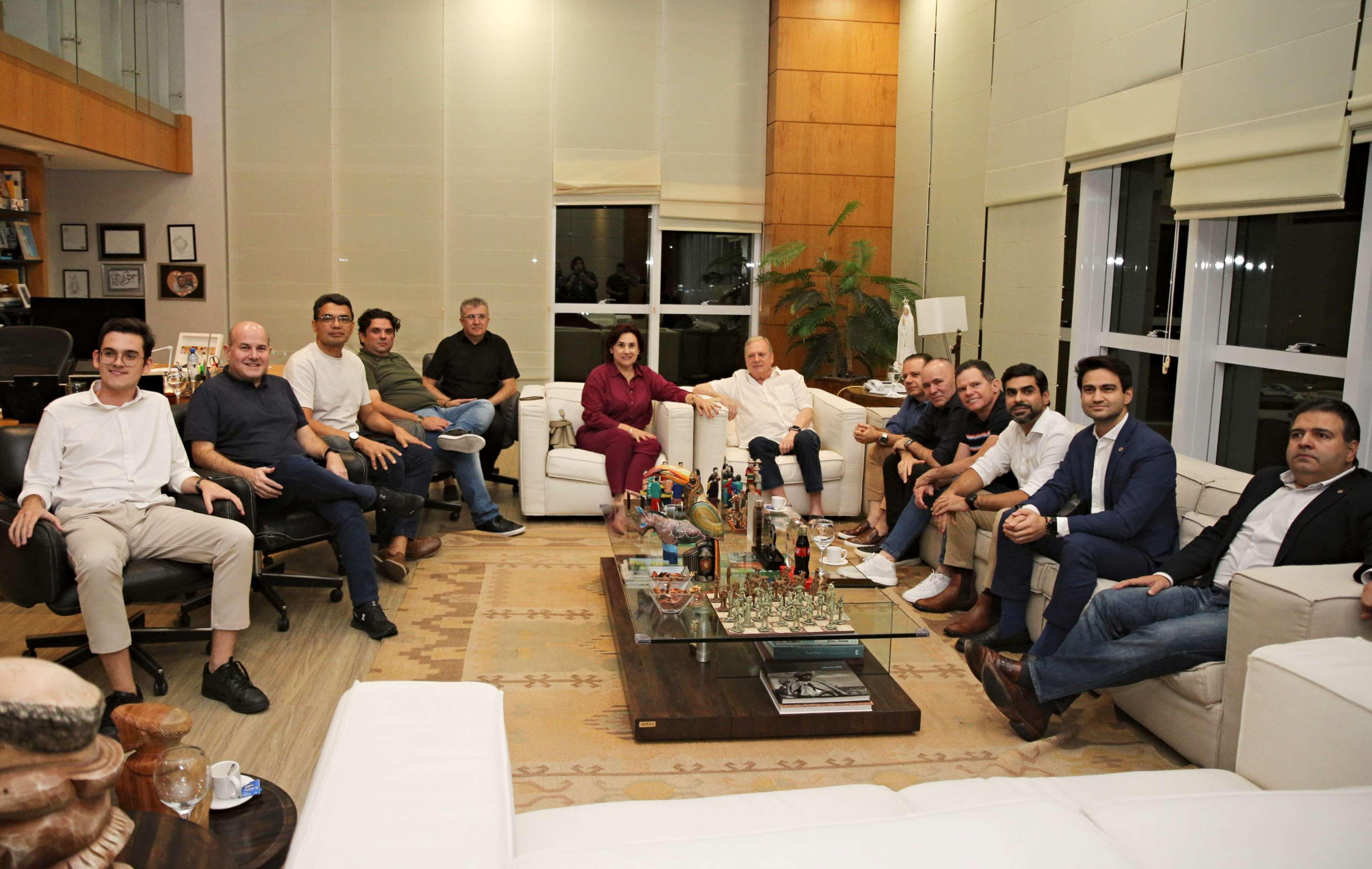 Tasso em reunião com lideranças da oposição