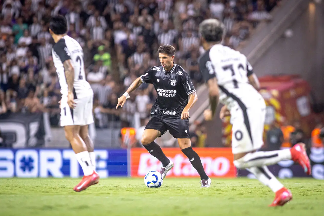 Atletas do Ceará em ação contra o Corinthians