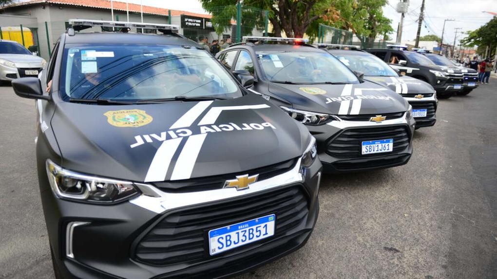 Frota de viaturas da Polícia Civil do Ceará com veículos modernos e identificáveis para ações de segurança pública. Carros de polícia bem equipados em prol da segurança da população.