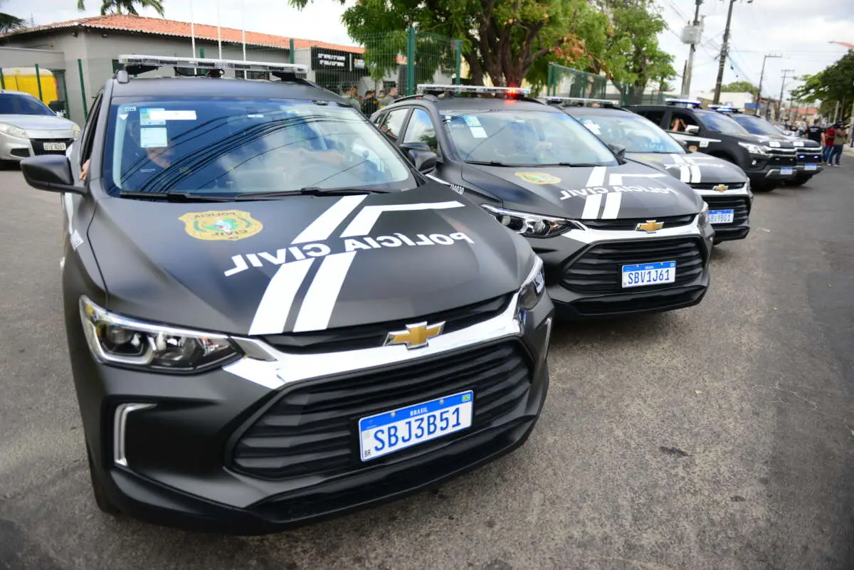 Frota de viaturas da Polícia Civil do Ceará com veículos modernos e identificáveis para ações de segurança pública. Carros de polícia bem equipados em prol da segurança da população.