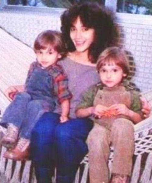 Christiane Torloni com os filhos Leonardo e Guilherme no colo