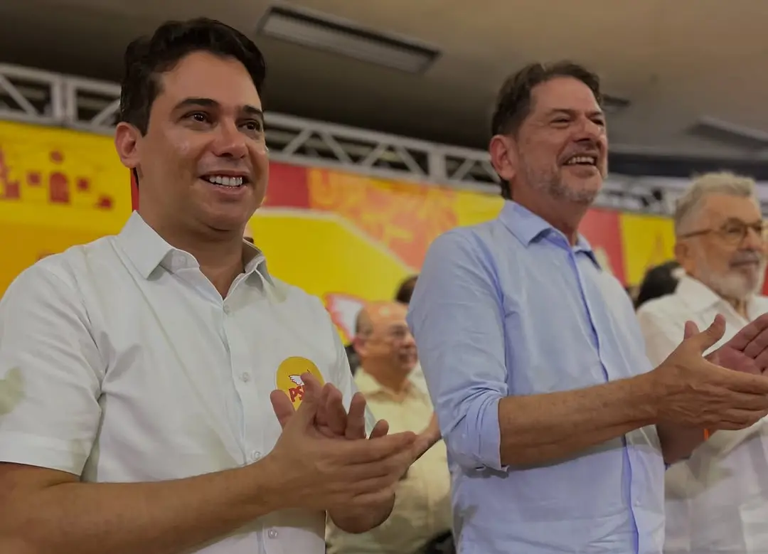 Junior Mano e Cid em evento do PSB aplaudindo