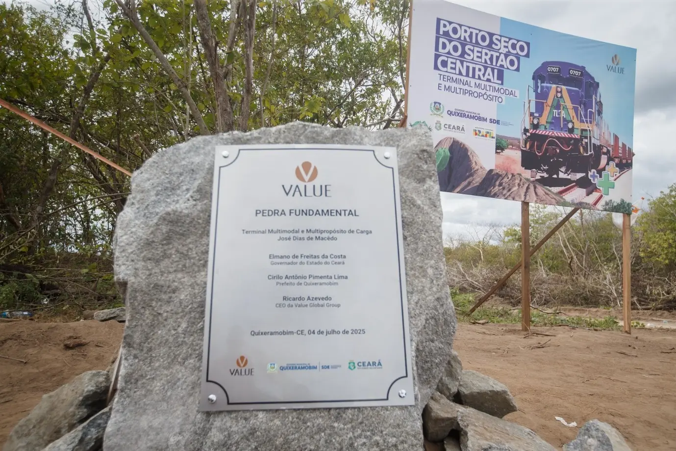 Foto que contém a Pedra Fundamental do futuro Porto Seco de Quixeramobim.