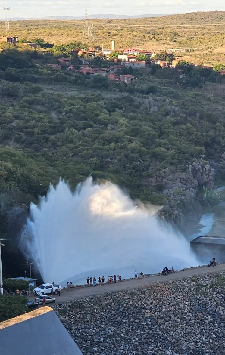 Válvula dispersora formando véu de noiva de água em Orós, no açude Orós