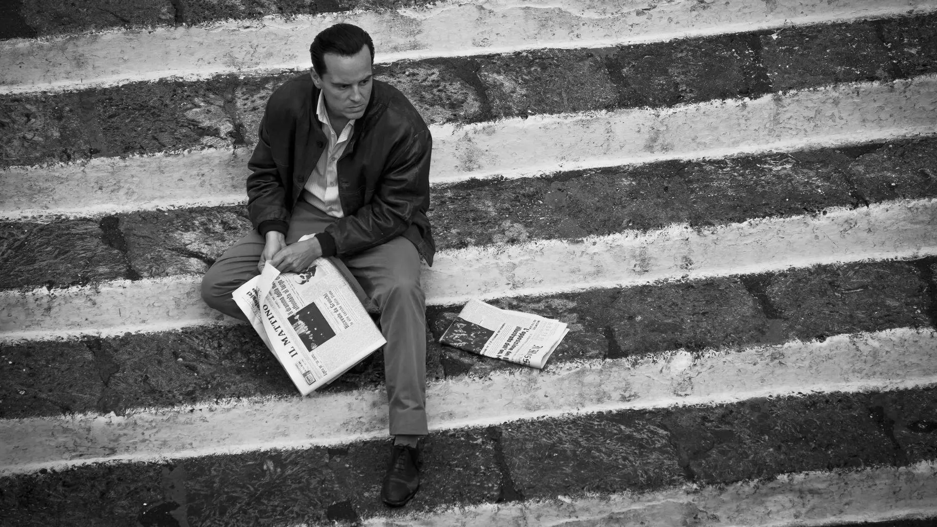 Cena da série Ripley, da Netflix, em que mostra o ator Andrew Scott caracterizado como Tom Ripley da série de Patricia Highsmith